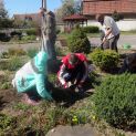 Práca na dvore - okopávanie a sadenie v skalke (21.04. 2020)